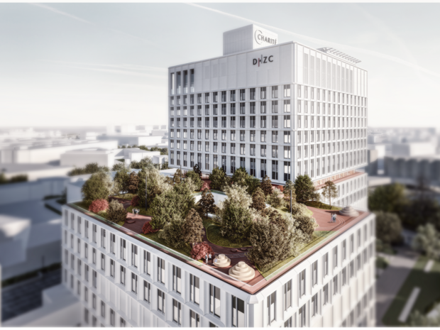 Eine moderne Architektur zeigt ein mehrstöckiges Gebäude mit begrüntem Dach. Auf dem Dach befinden sich verschiedene Bäume und Pflanzen sowie Aufenthaltsbereiche. Das Gebäude ist Teil eines größeren urbanen Umfelds und trägt die Bezeichnung "DHZC".