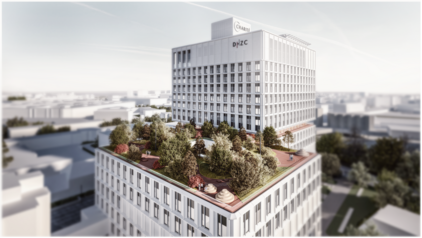 Eine moderne Architektur zeigt ein mehrstöckiges Gebäude mit begrüntem Dach. Auf dem Dach befinden sich verschiedene Bäume und Pflanzen sowie Aufenthaltsbereiche. Das Gebäude ist Teil eines größeren urbanen Umfelds und trägt die Bezeichnung "DHZC".