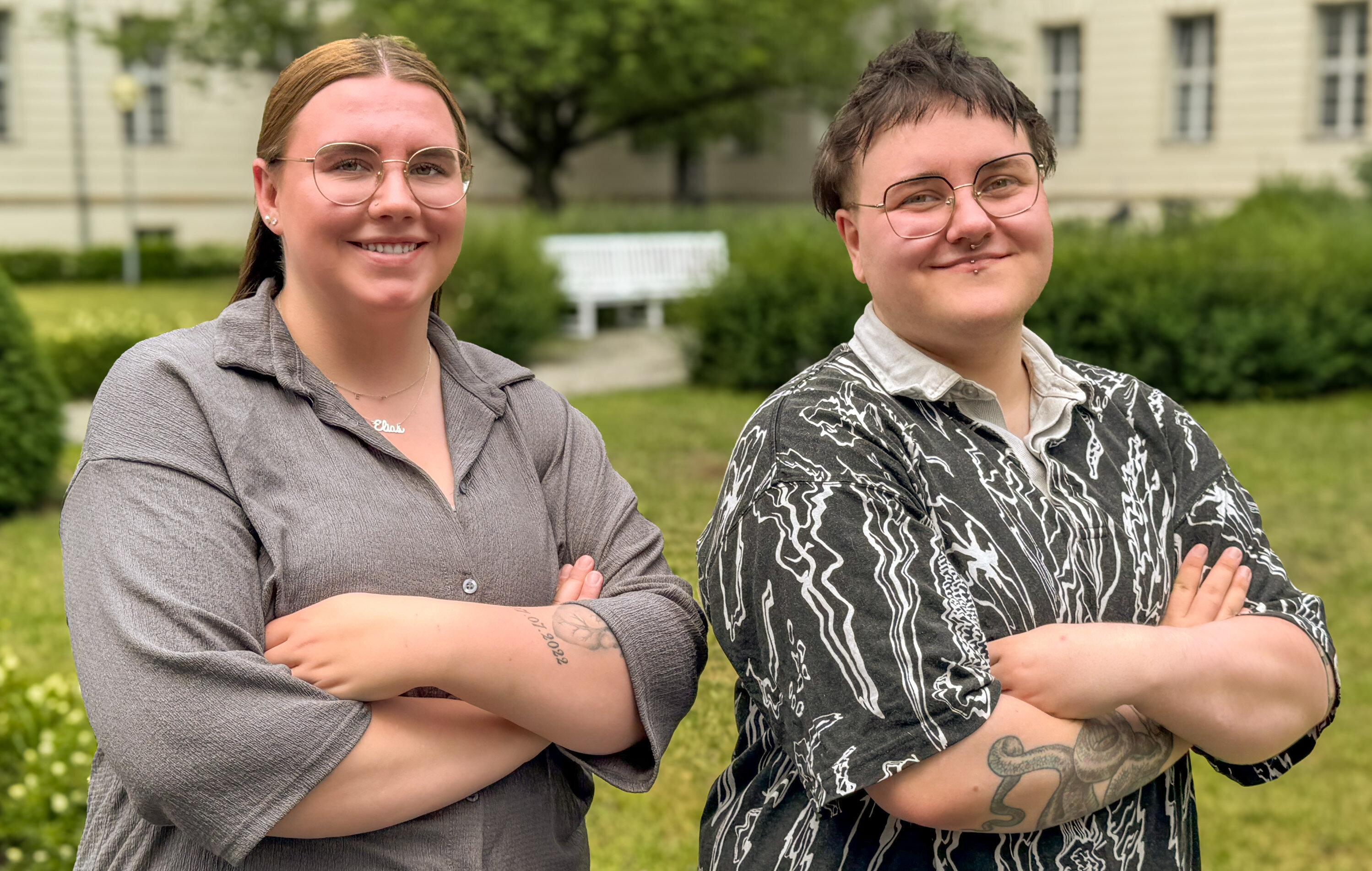 Die beiden Ausbildungsbotschafter:innen Cassandra Kohlhase und Ezra Börner stehen vor dem DHZC.