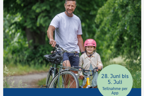 Ein Mann steht neben einem Fahrrad und hält es mit einer Hand. Neben ihm steht ein Kind in einem Fahrradhelm, das ebenfalls ein Fahrrad hat. Im Hintergrund ist eine Grünfläche zu sehen. Hinweise zu einem Zeitraum und zur Teilnahme per App sind in der unteren Ecke zu erkennen.