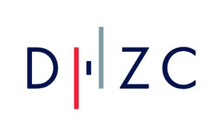 Das Bild zeigt ein stilisiertes Logo mit den Buchstaben "D", "Z" und "C". Die Buchstaben sind in verschiedenen Farben und Schriftarten dargestellt, wobei ein vertikaler Strich zwischen "D" und "Z" hervorsticht. Der Hintergrund ist weiß.