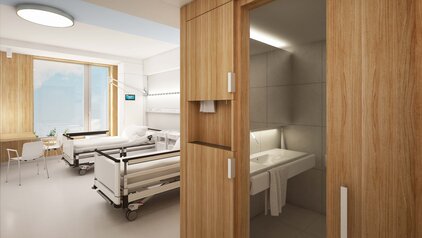 Ein moderner Krankenhausraum mit zwei Pflegebetten und einem kleinen Tisch. Im Hintergrund sind Fenster mit Tageslicht. Eine Tür führt zu einem Badezimmer mit einem Waschbecken, das gut beleuchtet ist. An der Wand befindet sich ein kleiner Monitor. Der Raum hat eine helle und freundliche Atmosphäre.