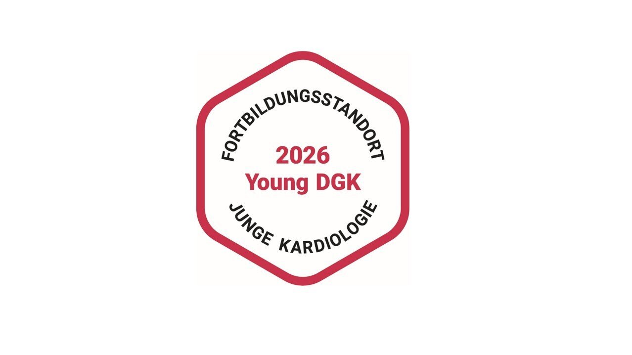 Das Bild zeigt ein sechseckiges Logo mit dem Text "FORTBILDUNGSSTANDORT 2026 Young DGK JUNGE KARDIOLOGIE". Es kennzeichnet eine Bildungsstässtelle im Bereich der jungen Kardiologie für das Jahr 2026.