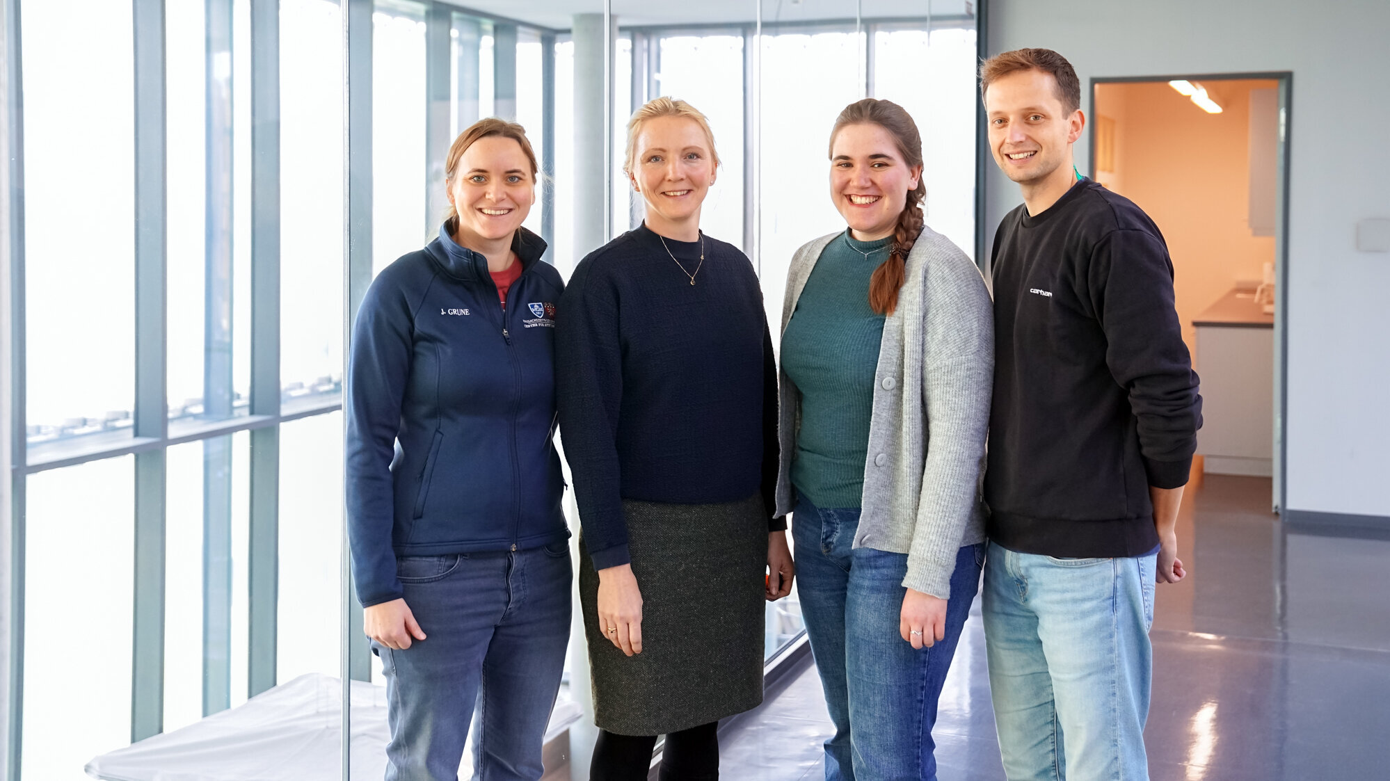 Das Vier Personen des In-Ovo-Forschungsteams am DHZC und der Charité stehen im Flur des Instituts.