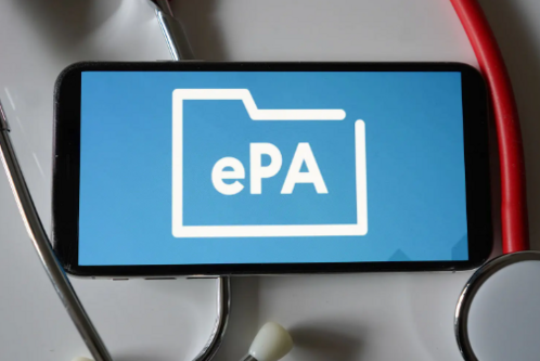 Ein Smartphone zeigt das Symbol „ePA“ auf blauem Hintergrund. Um das Smartphone herum liegt ein Stethoskop. Die Darstellung vermittelt den Zusammenhang zwischen digitaler Gesundheitsakte und medizinischer Versorgung.
