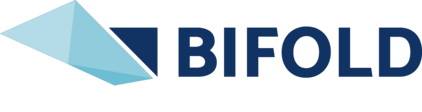 Logo von BIFOLD, bestehend aus einem blauen Schriftzug und einem geometrischen, schräg gefalteten Element in Hellblau. Das Design vermittelt ein modernes und innovatives Gefühl.