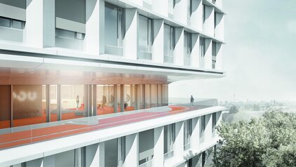 Eine moderne Architektur mit einem großzügigen Balkon, der durch Glaswände sichtbar wird. Im Inneren sind helle Räume mit einem roten Bodenbelag zu sehen. Eine Person steht auf dem Balkon und blickt auf die Stadtlandschaft im Hintergrund.