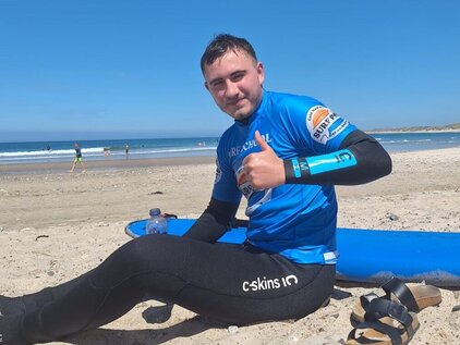 Anton Steuer beim Surfkurs während seines Urlaubs.