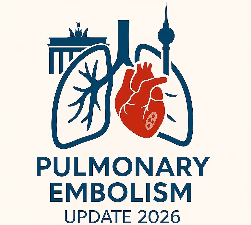 Das Bild zeigt eine stilisierte Darstellung von Lungen und einem Herzen in Rot und Blau. Darüber steht „Pulmonary Embolism“ und darunter „Update 2026“. Im Hintergrund sind die Silhouetten des Brandenburger Tors und des Fernsehturms in Berlin zu sehen.