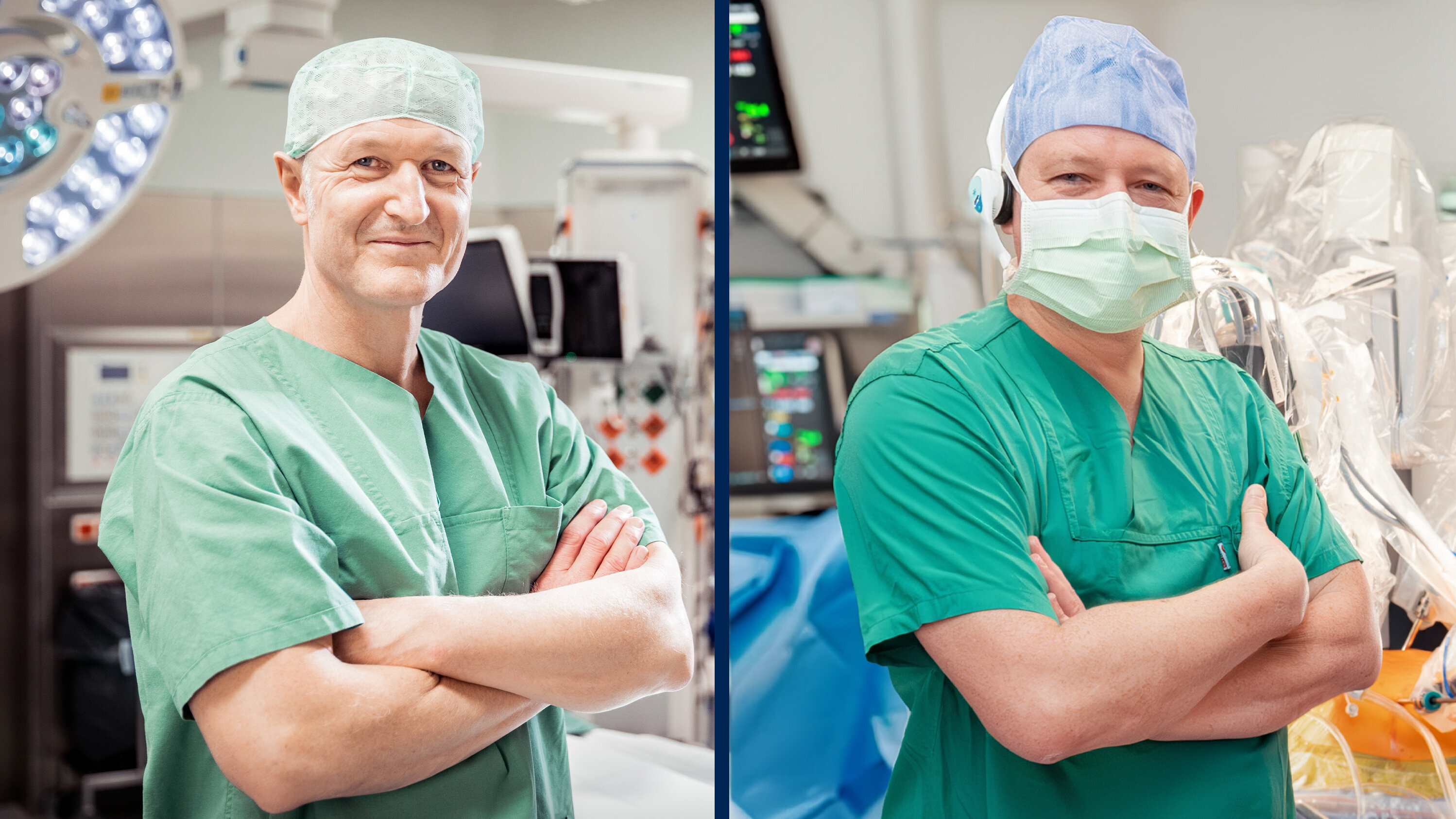Zwei Chirurgen in Operationskleidung stehen mit verschränkten Armen in einem modernen Operationssaal. Der linke Arzt trägt ein grünes Kapuzenhemd und eine grüne Haube, der rechte einen blauen Hut und eine Maske. Beide lächeln freundlich in die Kamera.