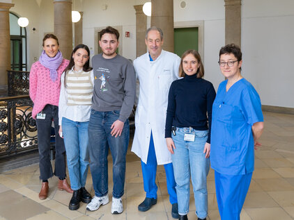 Unser Patient Anton Steuer mit seiner Freundin Elli, Prof. Dr. Felix Berger, unseren Psychologinnen und einer Pflegerin der Kinder-Intensivstation am DHZC.