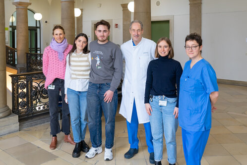 Unser Patient Anton Steuer mit seiner Freundin Elli, Prof. Dr. Felix Berger, unseren Psychologinnen und einer Pflegerin der Kinder-Intensivstation am DHZC.