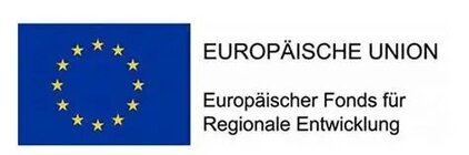 Banner mit der Aufschrift „EUROPÄISCHE UNION“ und „Europäischer Fonds für Regionale Entwicklung“. Im Hintergrund ein blauer Banner mit einem Kreis aus gelben Sternen.