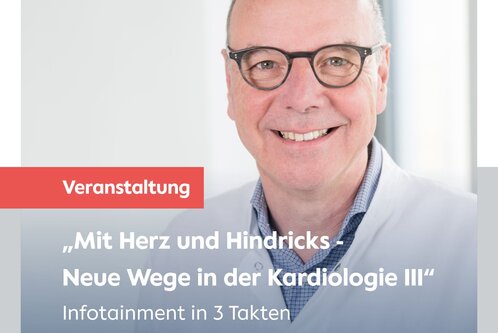 Veranstaltungshinweis: „Mit Herz und Hindricks - Neue Wege in der Kardiologie III“. Infotainment in 3 Takten aus der Hörsaalruine der Charité. Ein lächelnder Arzt mit Brille präsentiert die Veranstaltung.