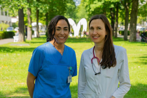 PA Yousra Fakhro steht links neben der Oberärztin  Dr. med. Friderike Danne.