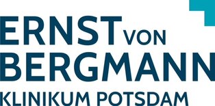 Logo der Ernst von Bergmann Klinik in Potsdam. Der Text zeigt den Kliniknamen in klaren, modernen Schriftarten und in blauen Farbtönen, um einen professionellen und einladenden Eindruck zu vermitteln.