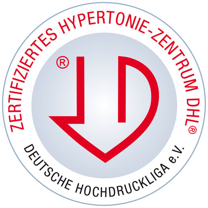 Zertifikat eines Hypertonie-Zentrums, das auf Bluthochdruck spezialisiert ist. Enthält ein rotes Herzsymbol und den Schriftzug „ZERTIFIZIERTES HYPERTONIE-ZENTRUM DHL“ sowie den Namen „DEUTSCHE HOCHDRUCKLIGA e.V.“ im äußeren Bereich.