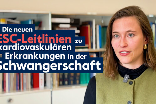 Eine Person spricht über die neuen ESC-Leitlinien zu kardiovaskulären Erkrankungen in der Schwangerschaft. Im Hintergrund sind Bücherregale sichtbar, die verschiedene Fachbücher enthalten. Der Fokus liegt auf der wichtigen gesundheitlichen Thematik für schwangere Frauen.