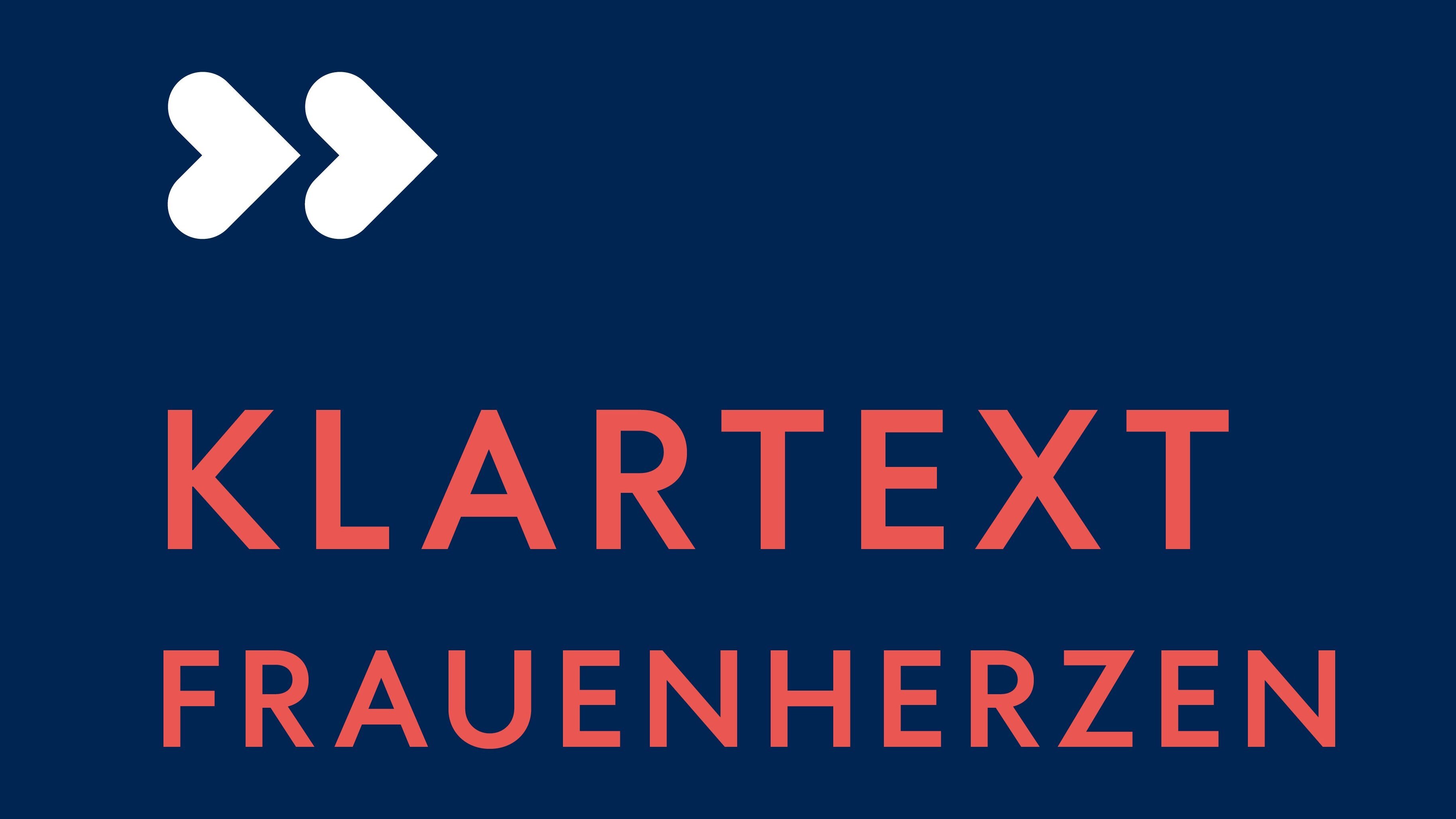 Die Grafik zeigt den Schriftzug "KLARTEXT FRAUENHERZEN" in auffälliger Schrift auf dunkelblauem Hintergrund. Zwei nach rechts gerichtete Pfeile befinden sich links neben dem Text. Der Fokus liegt auf der Aussage und dem Thema „Frauenherzen“.