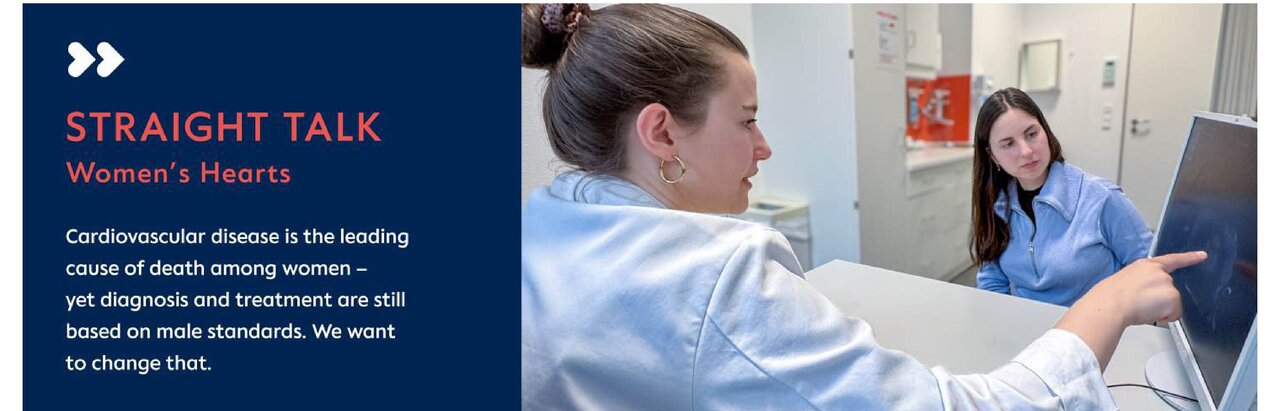 Eine Ärztin und eine Patientin sitzen sich gegenüber. Die Ärztin erklärt etwas und zeigt auf einen Computerbildschirm. Der Text thematisiert Herzkrankheiten bei Frauen und kritisiert, dass Diagnosen oft auf männlichen Standards basieren.