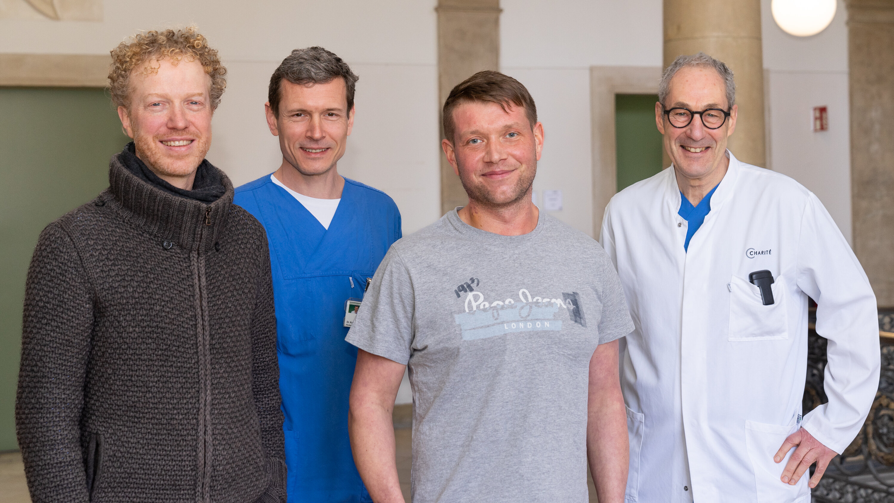 Dr. Boris Schmitt, Oberarzt Dr. Peter Kramer, Patient Markus L. und Klinikdirektor Prof. Dr. Felix Berger