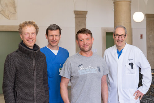 Dr. Boris Schmitt, Oberarzt Dr. Peter Kramer, Patient Markus L. und Klinikdirektor Prof. Dr. Felix Berger