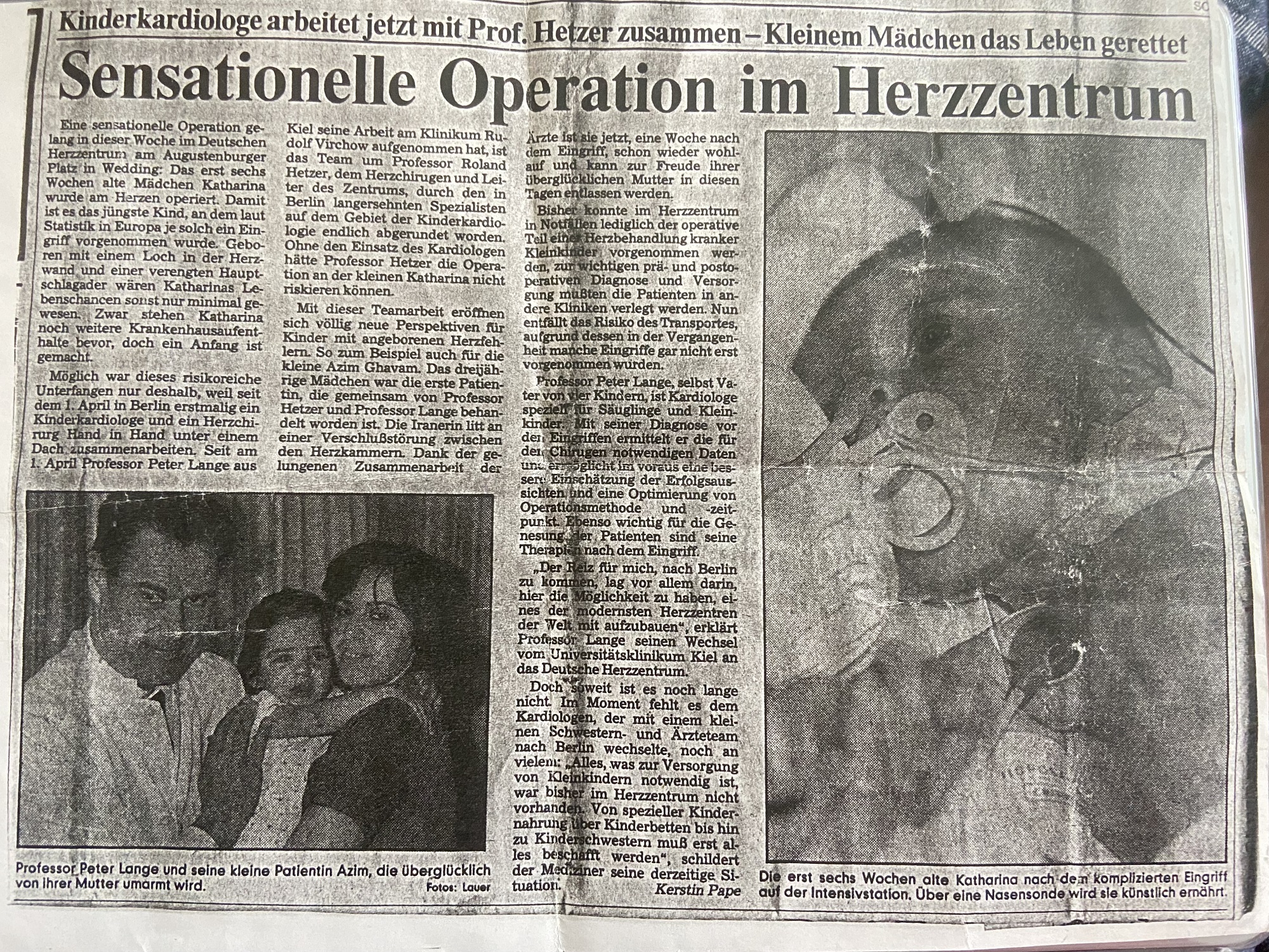 Artikel über eine erfolgreiche Herzoperation an einem kleinen Mädchen im Herzzentrum. Enthält ein Bild des Mädchens sowie der Ärzte, die an der Operation beteiligt waren. Der Text hebt die Bedeutung der Zusammenarbeit hervor und beschreibt die Operation als sensationell.