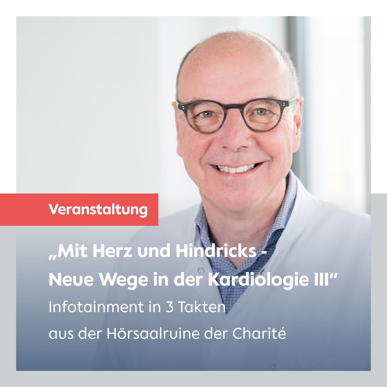 Veranstaltungshinweis: „Mit Herz und Hindricks - Neue Wege in der Kardiologie III“. Infotainment in 3 Takten aus der Hörsaalruine der Charité. Ein lächelnder Arzt mit Brille präsentiert die Veranstaltung.
